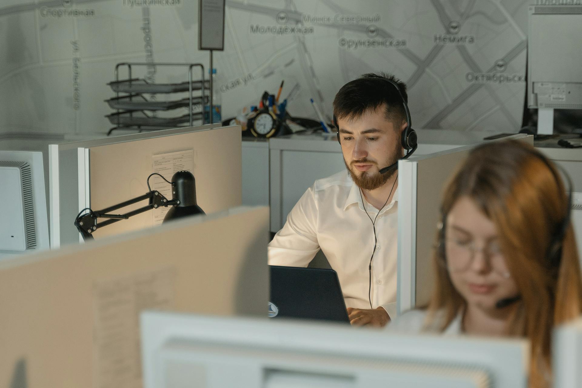 Customer support team assisting shoppers online, representing how ecommerce teams optimize product detail pages (PDPs) for AI shopping and product discovery.
