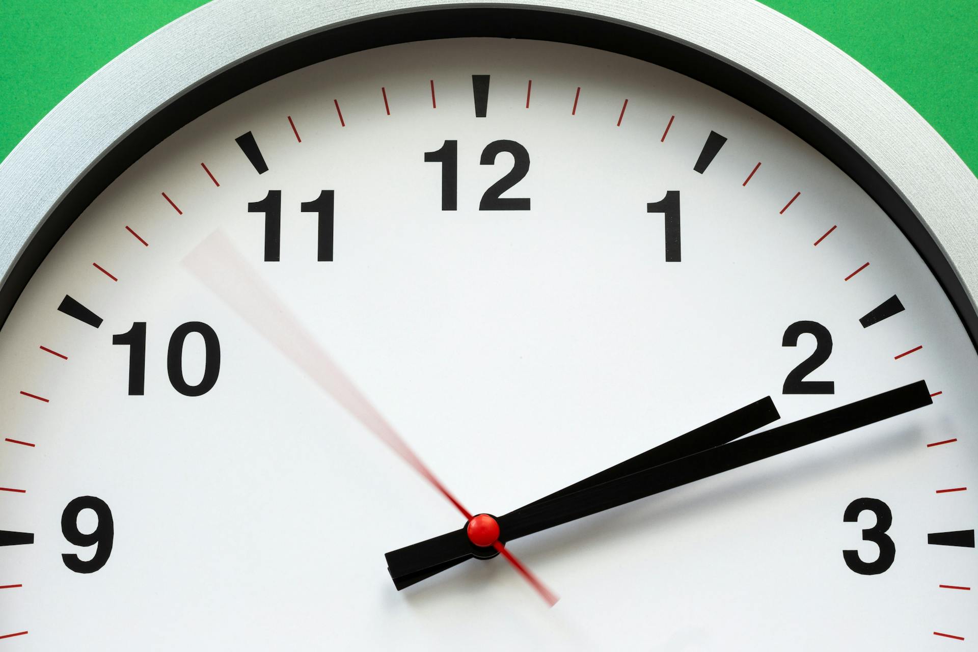 Clock representing ecommerce bounce rate and page load speed, where faster performance improves user experience, increases engagement rate, and boosts conversion rate