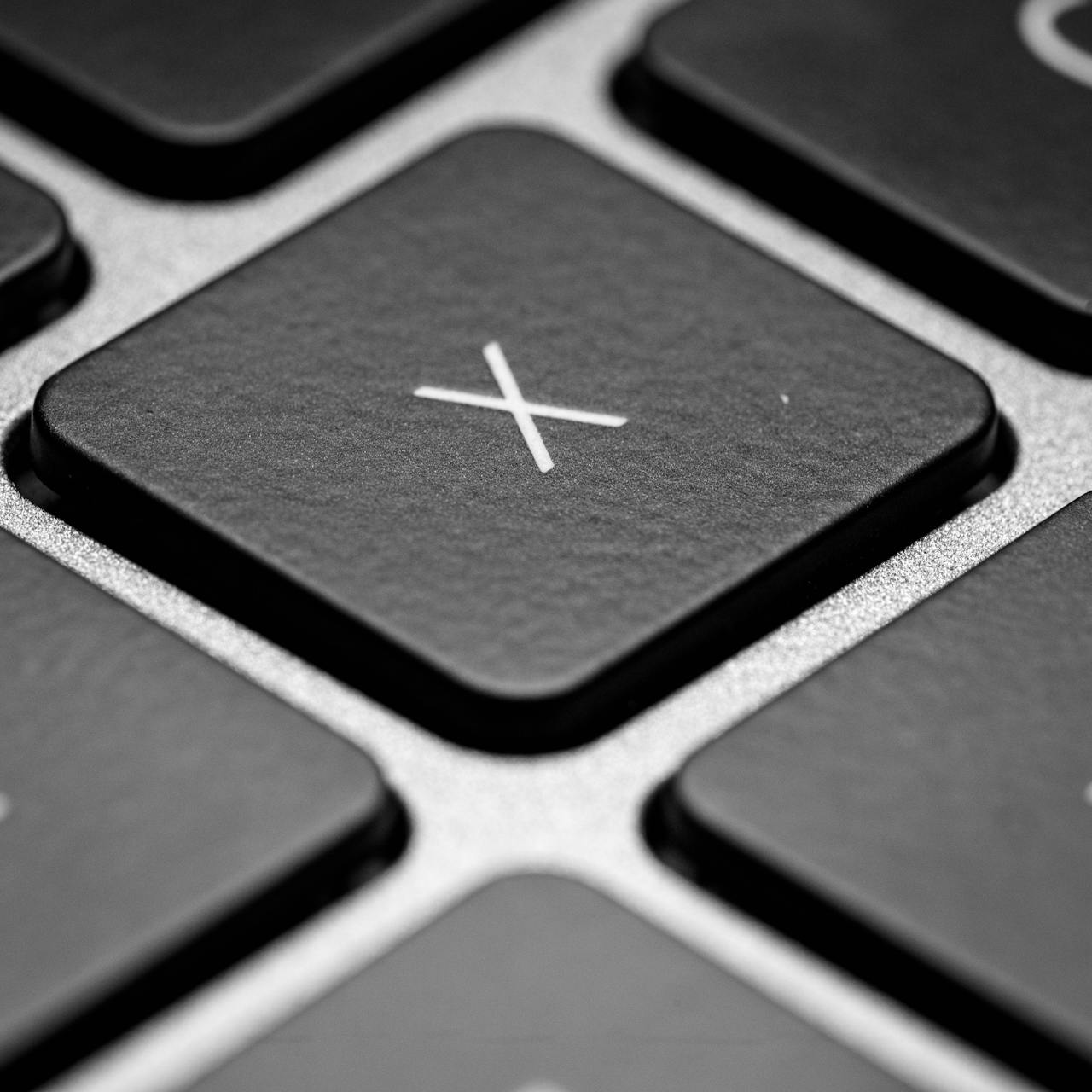 Keyboard close-up with X symbol visualizing difference between bounce rate and exit rate in ecommerce