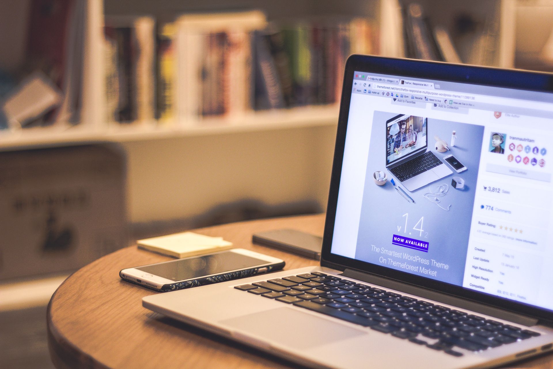 What is a CDN: Laptop displaying an ecommerce website to illustrate using a content delivery network with Shopify