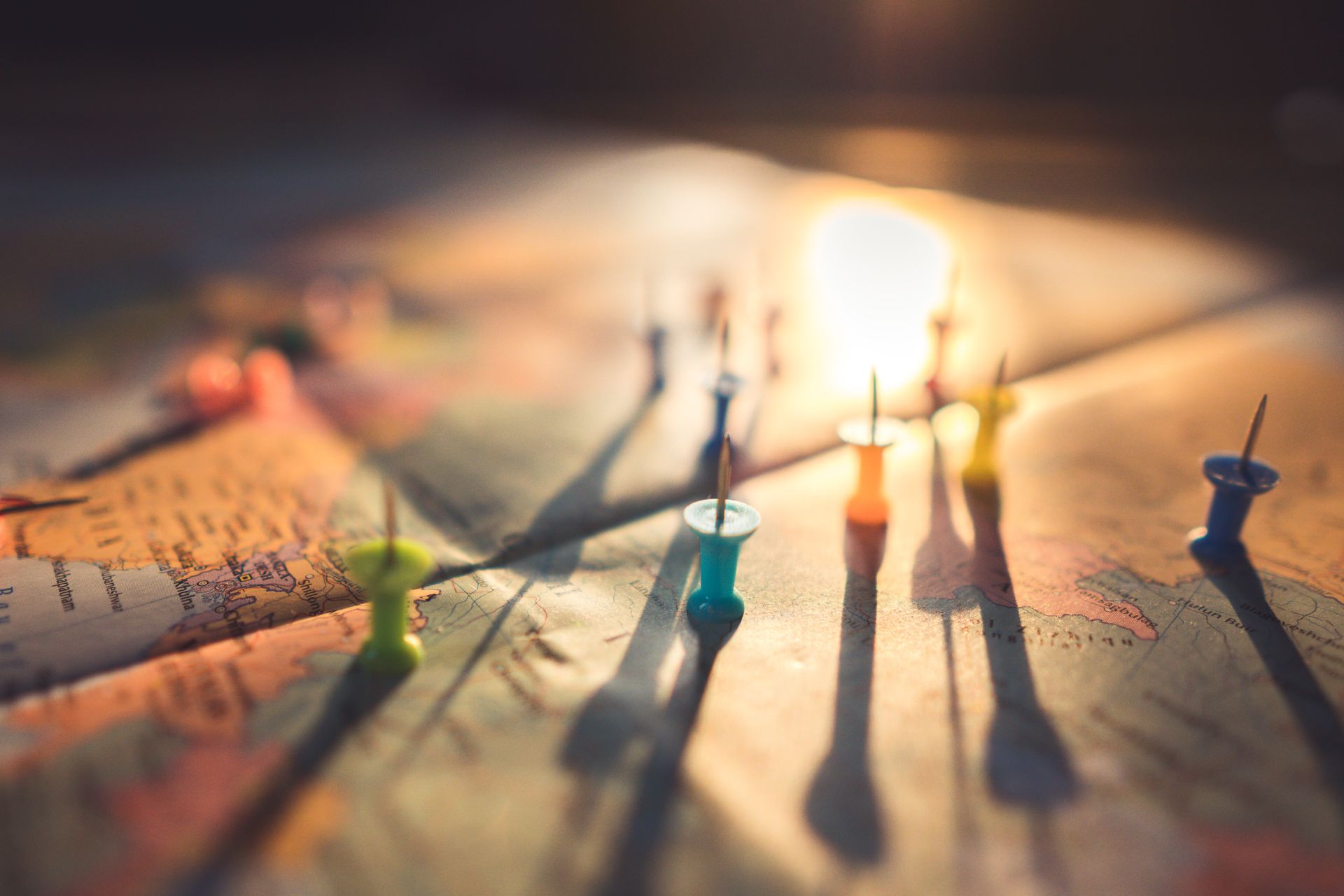 Map with location pins illustrating how a content delivery network routes web content through globally distributed edge servers