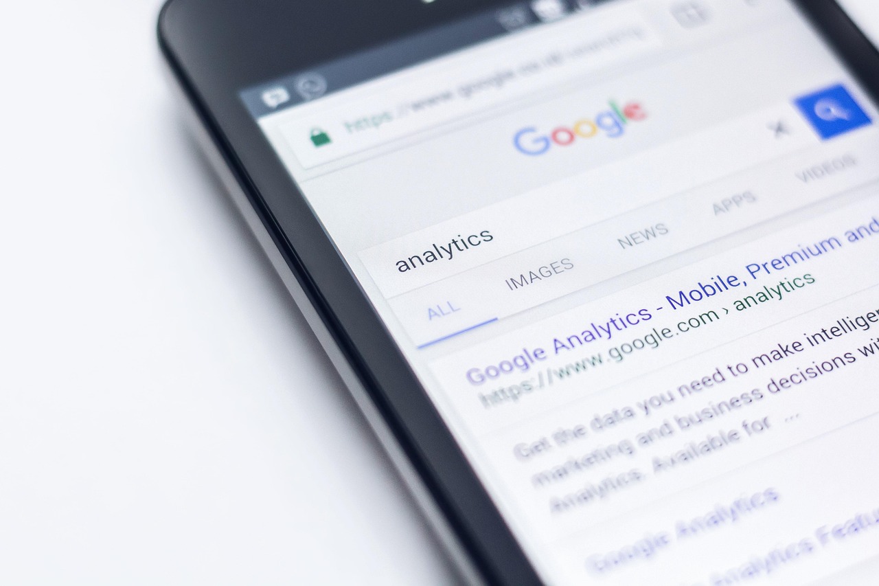 Mobile traffic analytics dashboard on a smartphone, illustrating how analytics tools help identify conversion bottlenecks and optimize the mobile buying journey.