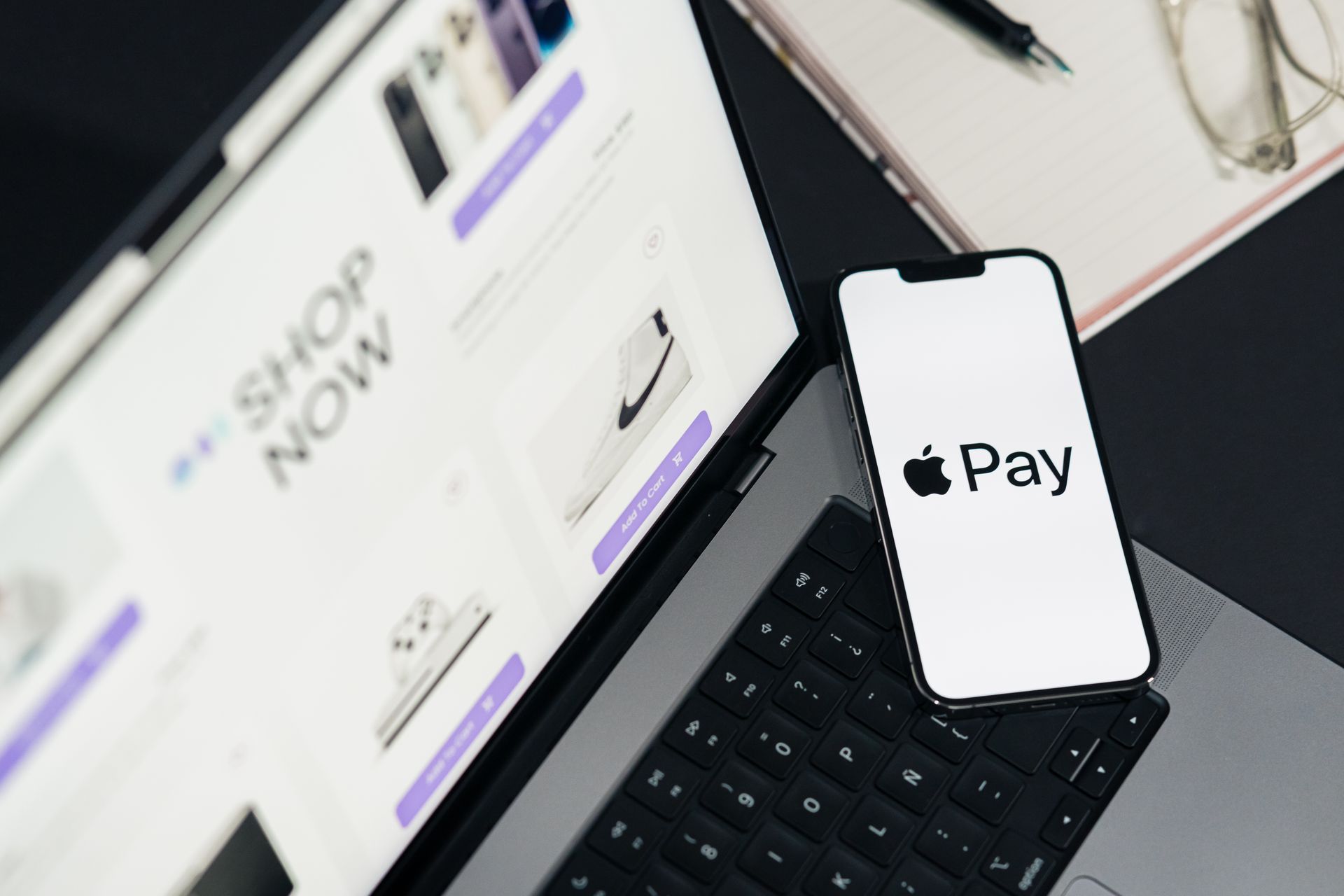 Mobile traffic checkout experience with Apple Pay on an ecommerce store, showing how fast mobile payments reduce checkout friction and increase conversions.